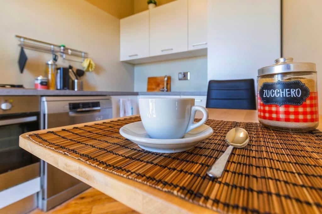 Sunny & Updated Flat With Panoramic City View 50M From M4 Stop Milão Exterior foto