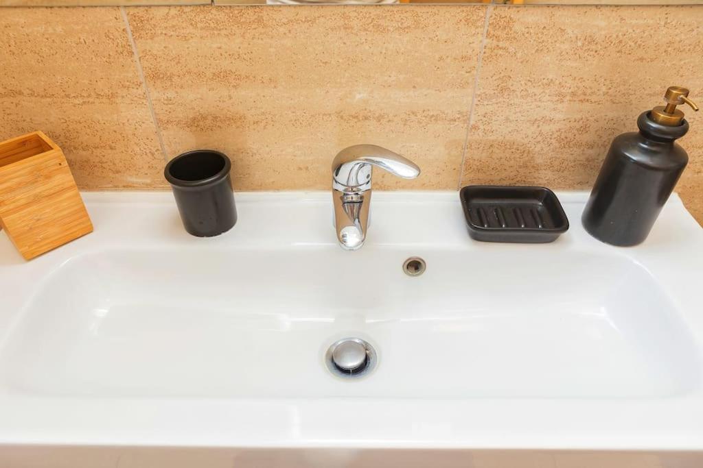 Sunny & Updated Flat With Panoramic City View 50M From M4 Stop Milão Exterior foto